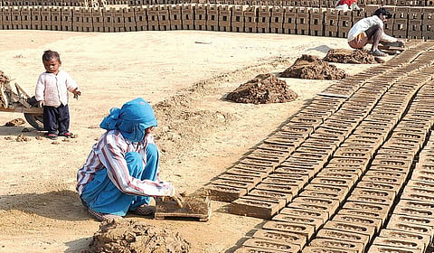 தொடரும் கொத்தடிமைத் தொழிலாளர் முறை | சொல்... பொருள்... தெளிவு