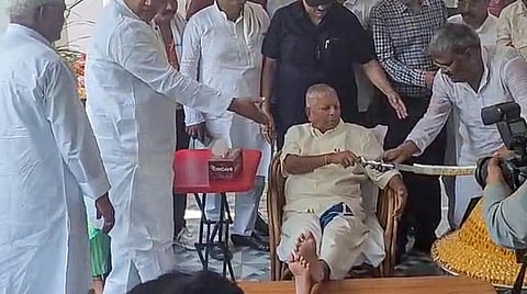 78-வது பிறந்த நாளை கேக் வெட்டி கொண்டாடிய லாலு