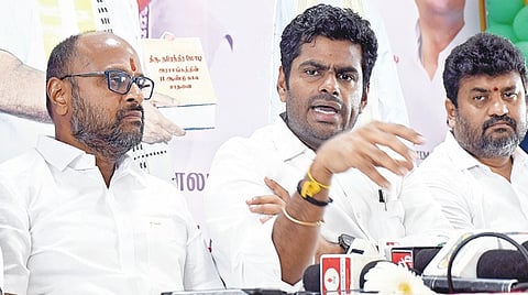 கோவையில் செய்தியாளர்களுக்கு நேற்று பேட்டியளித்த பாஜக மாநில முன்னாள் தலைவர் அண்ணாமலை. | படம்: ஜெ.மனோகரன் |