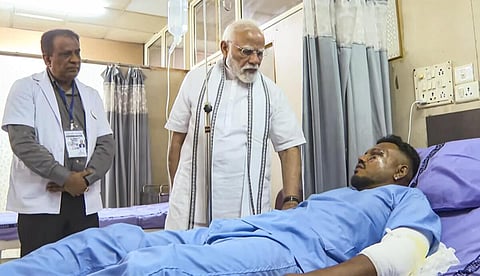 விபத்தில் உயிர் தப்பிய விஷ்வாஸ் குமார் ரமேஷிடம் பிரதமர் மோடி நலம் விசாரித்தார்.