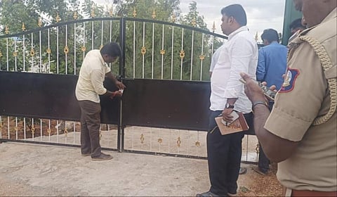 தென்காசி அருகே முதியோர் இல்லத்தைப் பூட்டி அதிகாரிகள் சீல் வைத்தனர்