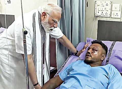 விமான விபத்தில் அதிர்ஷ்டவசமாக உயிர் பிழைத்த விஷ்வாஸ் குமார் ரமேஷிடம் மருத்துவமனையில் நலம் விசாரித்த பிரதமர் மோடி.