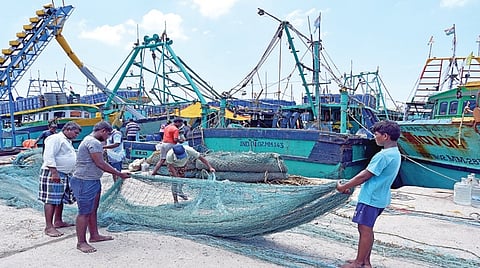 மீன்பிடி தடைக்காலம் இன்றுடன் முடிவடைவதால் விசைபடகுகள் மூலம் ஆழ்கடலுக்கு செல்ல காசிமேடு மீன்பிடி துறைமுகத்தில் ஆயத்த பணிகளில் ஈடுபட்டுள்ள மீனவர்கள். | படம்: எஸ்.சத்தியசீலன் |