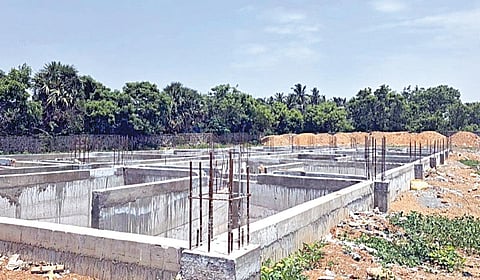 திருக்கழுக்குன்றம் அடுத்த வடக்குப்பட்டு பகுதியில் ஸ்வச் பாரத் மிஷன்-2 திட்டத்தில் கழிவுநீர் சுத்திகரிப்பு நிலையம் அமைப்பதற்கான கட்டுமான பணிகள் நடைபெற்று வருகிறது.
