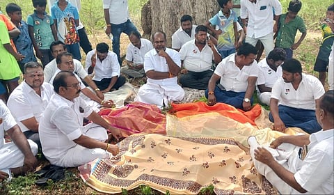 வி.சத்திரப்பட்டிக்கு செல்ல போலீஸார் அனுமதி மறுத்ததால் அதிமுக முன்னாள் அமைச்சர் ஆர்.பி.உதயகுமார் உள்ளிட்டோர் போராட்டத்தில் ஈடுபட்டனர்.