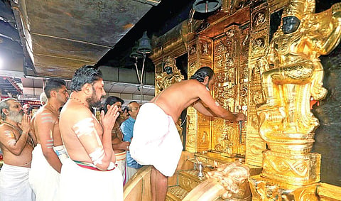 சென்னை உயர் நீதிமன்ற வளாகத்தில் நேற்று நடைபெற்ற லோக் அதாலத்தில் இழப்பீட்டு தொகையை உயர் நீதிமன்ற நீதிபதி ஆர்.சுப்பிரமணியன் வழங்கினார். உடன், உயர் நீதிமன்ற நீதிபதிகள் உள்ளிட்டோர் உள்ளனர்.