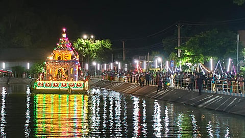 சிதம்பரம் ரேணுகா பரமேஸ்வரி அம்மன் கோயில் தெப்ப உற்சவம்: ஆயிரக்கணக்கானோர் பங்கேற்பு