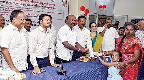 கோவை அரசு மருத்துவமனையில் வளர்ச்சி குறைபாடுடைய குழந்தைகளுக்கு ‘சோமாட்ரோகான்’ மருந்து வழங்கும் திட்டத்தை தொடங்கிவைத்த அமைச்சர் மா.சுப்பிரமணியன்.