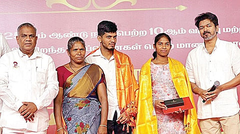 பூஞ்சேரி பகுதியில் உள்ள தனியார் நட்சத்திர விடுதியில் இறுதி கட்டமாக 10 மற்றும் 12 வகுப்பில் சிறந்த மதிப்பெண்கள் பெற்ற மாணவ, மாணவிகளுக்கு கல்வி விருது வழங்கும் விழா நடைபெற்றது. இதில், தவெக தலைவர் விஜய், ஐஐடியில் பயில உள்ள மாணவிக்கு ரூ.2 லட்சம் பரிசு வழங்கினார்.
