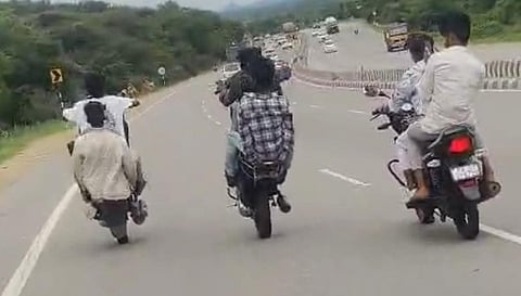 ஓசூரில் கிருஷ்ணகிரி-பெங்களூரு தேசிய நெடுஞ்சாலையில் நேற்று மதியம் போக்குவரத்துக்கு இடையூறாக இருசக்கர வாகனங்களில் வீலிங் சாகசத்தில் ஈடுபட்ட இளைஞர்கள்.