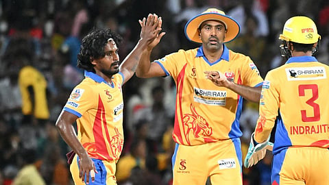 அஸ்வின் மற்றும் திண்டுக்கல் டிராகன்ஸ் அணி வீரர்கள்.