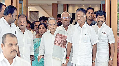 சென்னையில் நிர்வாகிகளுடன் நேற்று ஆலோசனை நடத்தியபின் வெளியில் வரும் முன்னாள் முதல்வர் ஓ.பன்னீர்செல்வம். உடன் மூத்த தலைவர் பண்ருட்டி ராமச்சந்திரன்.