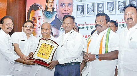 அகில இந்திய அமைப்புசாரா தொழிலாளர்கள் மற்றும் பணியாளர் காங்கிரஸின் கூட்டத்துக்கு வந்த, அந்த அமைப்பின் தேசியத் தலைவர் உதித்ராஜுக்கு நினைவு பரிசு வழங்கப்பட்டது. உடன் தமிழக காங்கிரஸ் தலைவர் செல்வப்பெருந்தகை மற்றும் கே.வீ.தங்கபாலு, விஷ்ணு பிரசாத் எம்.பி., ரூபி மனோகரன் எம்எல்ஏ உள்ளிட்டோர். | படம்: ம.பிரபு |