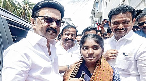 ‘கிளாட்’ தேர்வில் வெற்றி பெற்று தேசிய சட்டப் பல்கலைக்கழகத்தில் சேர்ந்த
மாணவி ராகிணிக்கு சால்வை அணிவித்து, தனது பேனாவை பரிசாக வழங்கிய முதல்வர் மு.க.ஸ்டாலின். | படம்: ர.செல்வமுத்துகுமார் |
