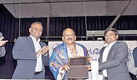 அரசு முறைப் பயணமாக ஜெர்மனி சென்றுள்ள தமிழக குறு, சிறு, நடுத்தரத் தொழில்கள் துறை அமைச்சர் தா.மோ.அன்பரசனுக்கு, ஃபிராங்பர்ட் தமிழ் சங்கத்தில் நடைபெற்ற விழாவில், ஜிஐபிஏ அமைப்பு சார்பில் `எம்எஸ்எம்இ நண்பன் விருது' வழங்கப்பட்டுள்ளது. நிகழ்வில், பிராங்க்பர்ட் தமிழ் சங்கத் தலைவர் பாலாஜி, இந்திய துணைத் தூதரகத்தின் கவுன்சில் ஜெனரல் பி.எஸ்.முபாரக் ஜிஐபிஏ சார்பில் பி.செல்வகுமார் மற்றும் க.நிர்மல் ராமன் ஆகியோர் பங்கேற்றனர்.