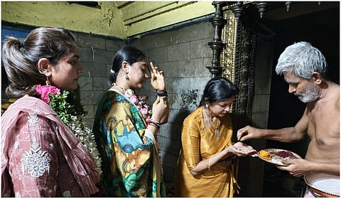 ராமேசுவரம் நம்புநாயகி அம்மன் கோயிலில் மகள்களுடன் சவுமியா அன்புமணி நேர்த்திக்கடன்