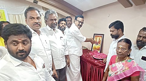 மதுரை மாவட்டம் திருமங்கலத்தில் மாமன்னர் மருது பாண்டியர்களின் ஜம்பு தீவு பிரகடன நாள் நிகழ்ச்சியில், மருது சகோதரர்கள் படத்துக்கு மலர்தூவி மரியாதை செலுத்திய பாஜக மாநிலப் பொதுச் செயலாளர் ராம சீனிவாசன்.