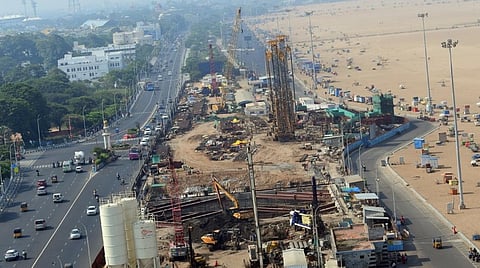நெரிசலை கட்டுப்படுத்த 6 வழிச்சாலையாக மாறும் மெரினா கடற்கரை சாலை: 9 சிலைகளை இடமாற்றம் செய்ய முடிவு