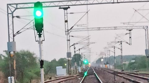 சென்னை - ரேணிகுண்டா, அரக்கோணம் தடங்களில் 100% தானியங்கி சிக்னல் முறை - ‘கவாச்’ தொழில்நுட்ப மாற்றத்துக்கு தயார்