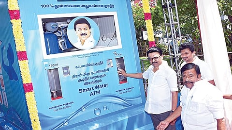 சென்னை முழுவதும் குடிநீர் வாரியம் சார்பில் ரூ.6.04 கோடி மதிப்பீட்டில் 50 கட்டணமில்லா குடிநீர் வழங்கும் தானியங்கி இயந்திரங்களை முதல்வர் மு.க.ஸ்டாலின் நேற்று தொடங்கி வைத்தார். துணை முதல்வர் உதயநிதி, அமைச்சர் கே.என்.நேரு ஆகியோர் உடனிருந்தனர். இடம்: மெரினா நீச்சல் குளம் அருகில். | படம்: ம.பிரபு |