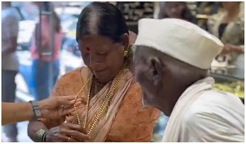 ரூ.1,120-க்கு மனைவிக்கு தாலி வாங்க சென்ற 93 வயது முதியவர் - நகைக் கடைக்காரர் தந்த ‘அன்பு பரிசு’