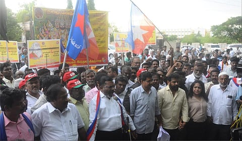 மதுரை மதநல்லிணக்க மக்கள் கூட்டமைப்பு சார்பில் நடந்த மனிதச் சங்கிலியில் திருமாவளவன், இயக்குநர் அமீர் உள்ளிட்டோர் பங்கேற்றனர் | படம்: எஸ்.கிருஷ்ணமூர்த்தி.