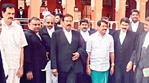 நெல்லை காங்கிரஸ் எம்பி ராபர்ட் புரூஸின் தேர்தல் வெற்றியை எதிர்த்து, தான் தொடர்ந்த தேர்தல் வழக்கில் சாட்சியம் அளிப்பதற்காக பாஜக மாநிலத் தலைவர் நயினார் நாகேந்திரன், பாஜக வழக்கறிஞர்களுடன் உயர் நீதிமன்றத்தில் நேற்று நேரில் ஆஜரானார்.