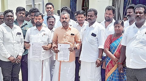 விழுப்புரம் எஸ்.பி.யிடம் மனு அளித்து விட்டு வந்த பாஜக மாநில செயலாளர் அஸ்வத்தாமன் மற்றும் கட்சியினர். | படம்: இரா.தினேஷ்குமார் |