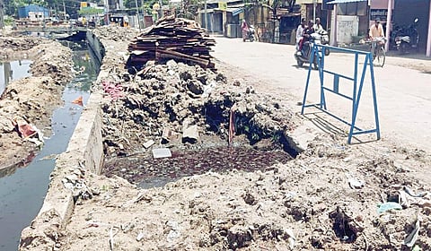 திருக்காலிமேடு பிரதான சாலையில் தேங்கி நிற்கும் கழிவுநீரால் சுகாதார சீர்கேடு
