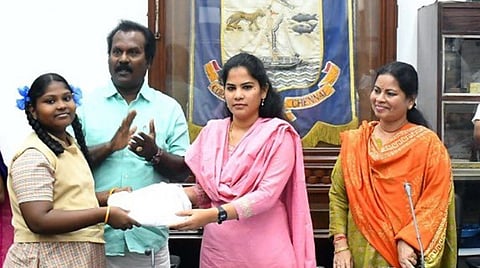 மாநகராட்சி பள்ளி மாணவிகளுக்கு இலவச கராத்தே சீருடைகள்: மேயர் பிரியா வழங்கினார்