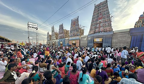மதுரை முருக பக்தர் மாநாட்டுத் திடலில் அமைக்கப்பட்டுள்ள மாதிரி அறுவடை வீடுகளில் சாமி தரிசனம் செய்ய குவிந்த பக்தர்கள். | படங்கள்: நா.தங்கரத்தினம்