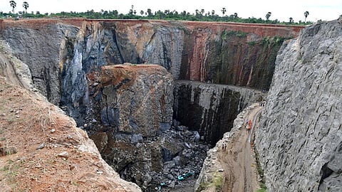 முதல்வர், அமைச்சர்களுக்கு கொடுக்க வேண்டும் என குவாரி உரிமையாளர்களை மிரட்டி பணம் வசூலிப்பதாக வழக்கு