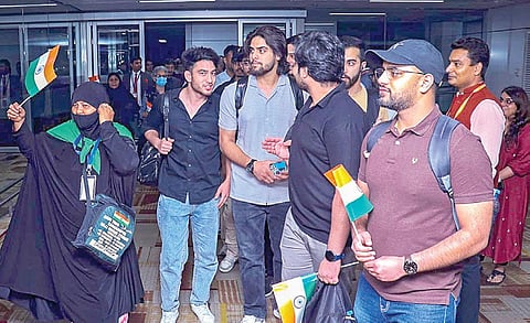 ஆபரேஷன் சிந்து திட்டத்தின் கீழ் ஈரானில் இருந்து நேற்று முன்தினம் இரவு டெல்லி வந்த இந்தியர்கள் தேசியக் கொடியுடன் தங்கள் மகிழ்ச்சியை வெளிப்படுத்தினர். படம்: பிடிஐ.
