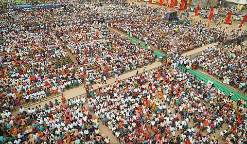 மதுரை முருக பக்தர்கள் மாநாட்டில் பங்கேற்ற கூட்டத்தில் ஒருபகுதியினர்