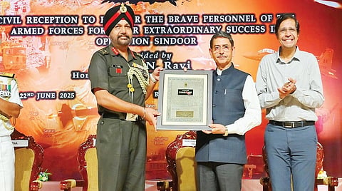 ‘ஆபரேஷன் சிந்தூர்’ நடவடிக்கைகளில் பங்களிப்பாற்றிய தமிழகத்தைச் சேர்ந்த ராணுவ வீரர்களுக்கு ஆளுநர் மாளிகை சார்பில் நடைபெற்ற பாராட்டு விழாவில் ஆளுநர் ஆர்.என்.ரவி பரிசு வழங்கி பாராட்டினார்.