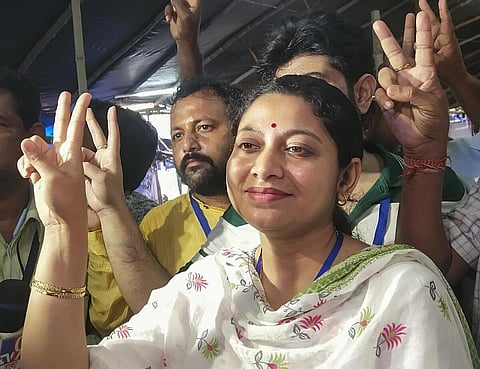 மேற்கு வங்கத்தின் காளிகஞ்ச் இடைத்தேர்தலில் வெற்றி பெற்ற டி.எம்.சி வேட்பாளர் அலிஃபா அகமது