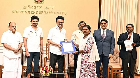 தொழில் வணிக துறைக்கு தேர்வான 50 பேருக்கு பணி நியமன ஆணை: முதல்வர் மு.க.ஸ்டாலின் வழங்கினார்