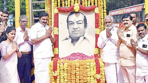 கவியரசு கண்ணதாசன் 99-வது பிறந்தநாளை முன்னிட்டு, சென்னை தி.நகரில், அமைந்துள்ள அவரது உருவச் சிலைக்கு அருகில் வைக்கப்பட்டிருந்த படத்துக்கு அமைச்சர்கள் மு.பெ.சாமிநாதன், பி.கே.சேகர்பாபு, சென்னை மேயர் பிரியா, தமிழ் வளர்ச்சி மற்றும் செய்தித் துறை செயலாளர் வே.ராஜாராமன், செய்தி மக்கள் தொடர்புத் துறை இயக்குநர் இரா.வைத்திநாதன் மற்றும் கவியரசு கண்ணதாசன் குடும்பத்தினர் மலர் தூவி மரியாதை செலுத்தினர்.