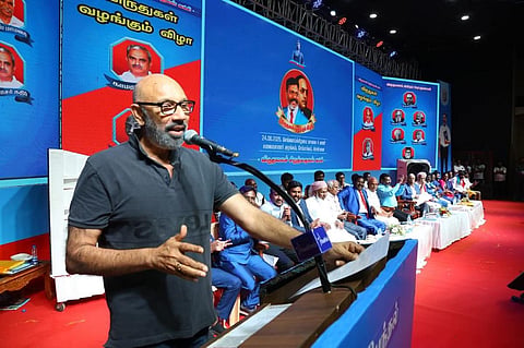 விருது விழாவில் சத்யராஜ்.