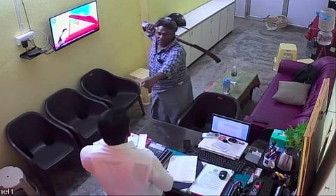கும்மிடிப்பூண்டி அருகே ஓய்வு பெற்ற சிறப்பு காவல் உதவி ஆய்வாளர் பாஜக பிரமுகரை அரிவாளால் வெட்ட முயன்ற காணொலி சமூகவலை தளங்களில் வைரலாகி வருகிறது.