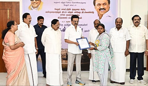 வேலை வேண்டி மனு அளித்த பெண் கூலித் தொழிலாளிக்கு விடுதி காவலர் பணிக்கான நியமன ஆணையை முதல்வர் ஸ்டாலின் வழங்கினார்