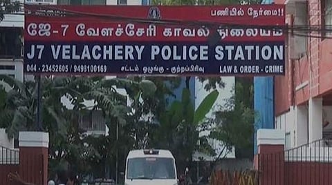 காவல் நிலைய மாடியிலிருந்து குதித்து தப்ப முயன்ற கைதி உயிரிழந்த விவகாரத்தில் எஸ்ஐ, தலைமை காவலர் சஸ்பெண்ட்