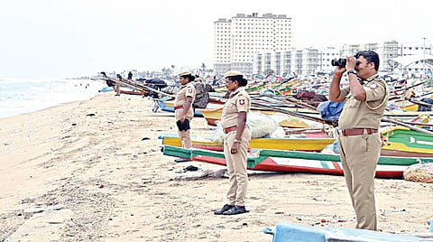 தீவிரவாதிகள் ஊடுருவலை தடுக்கும் விதமாக ‘சாகர் கவாச்’ என்ற பெயரில் பாதுகாப்பு ஒத்திகை, தமிழக கடலோரப் பகுதிகளில் நேற்று நடைபெற்றது. இதையொட்டி, சென்னை மெரினா கடற்கரையில் கண்காணிப்பு பணியில் ஈடுபட்டிருந்த போலீஸார். | படம்: எஸ்.சத்தியசீலன் |