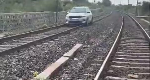 தெலங்கானாவில் தண்டவாளம் மீது கார் ஓட்டிய இளம்பெண்: ரயில் போக்குவரத்து பாதிப்பு