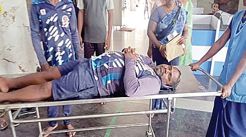 தாக்குதலில் காயமடைந்த நாகை மீனவர் செந்தில்.