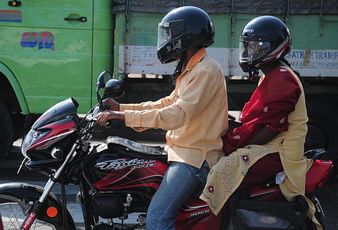 'இரண்டு ஹெல்மெட்டுகள் கட்டாயம்' - மோட்டார் வாகன விதிகளை திருத்த மத்திய அரசு முடிவு