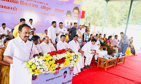 திருப்பத்தூர் மாவட்டம், ஏலகிரி மலையில் கோடை விழா நடைபெற்றது. இதில், பொதுப்பணித்துறை அமைச்சர் எ.வ.வேலு, சுற்றுலா துறை அமைச்சர் ராஜேந்திரன் உள்ளிட்ட பலர் கலந்துகொண்டனர்.