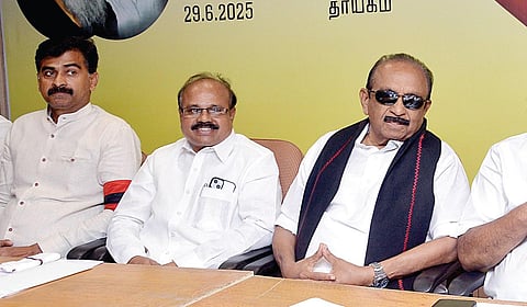 மதிமுக நிர்வாகக் குழு கூட்டம், சென்னை எழும்பூரில் உள்ள கட்சி தலைமையகத்தில், நேற்று நடைபெற்றது. அவைத் தலைவர் ஆடிட்டர் அர்ஜூனராஜ், பொதுச் செயலாளர் வைகோ, துணை பொதுச் செயலாளர் மல்லை சத்யா, பொருளாளர் மு.செந்திலதிபன், முதன்மைச் செயலாளர் துரை வைகோ உள்ளிட்டோர் பங்கேற்றனர்.