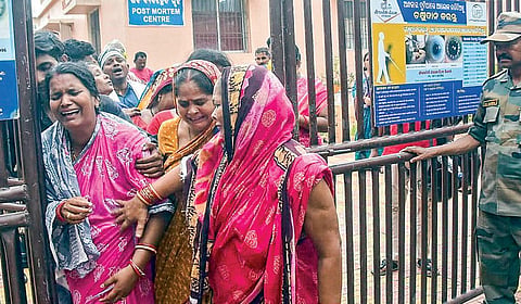 ஒடிசாவில் புரி ஜெகந்நாதர் ரத யாத்திரையில் ஏற்பட்ட கூட்ட நெரிசலில் சிக்கி உயிரிழந்தவர்களின் குடும்பத்தினர், புரி மருத்துவமனையின் பிரேத பரிசோதனை அறை முன் கதறி அழுகின்றனர். | படம்: பிடிஐ |