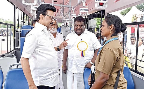 தமிழகத்தில் முதல்முறையாக சென்னை மாநகர் போக்குவரத்து கழகத்தில் 120 புதிய தாழ்தள மின்சார பேருந்துகள் சேவையை வியாசர்பாடியில் முதல்வர் ஸ்டாலின் நேற்று தொடங்கி வைத்து, நடத்துநர், ஓட்டுநர்களுடன் கலந்துரையாடினார். உடன் போக்குவரத்து துறை அமைச்சர் சிவசங்கர், அறநிலைய துறை அமைச்சர் சேகர்பாபு.